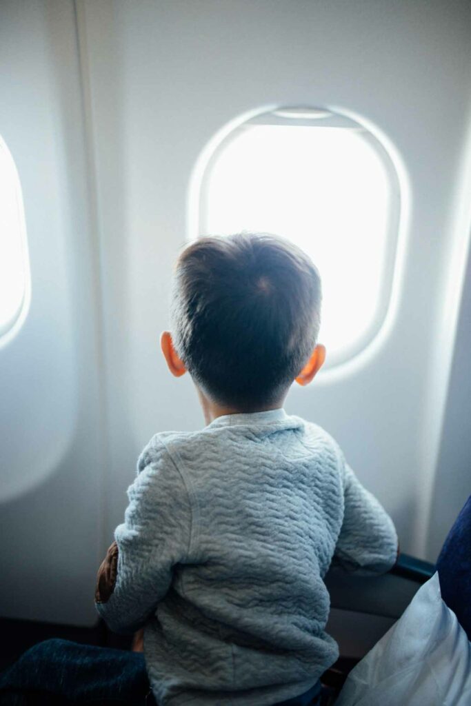 Enfant dans un avion